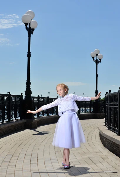 Niña en la calle — Foto de Stock