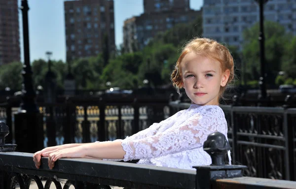 Little girl on the street — Stock Photo, Image