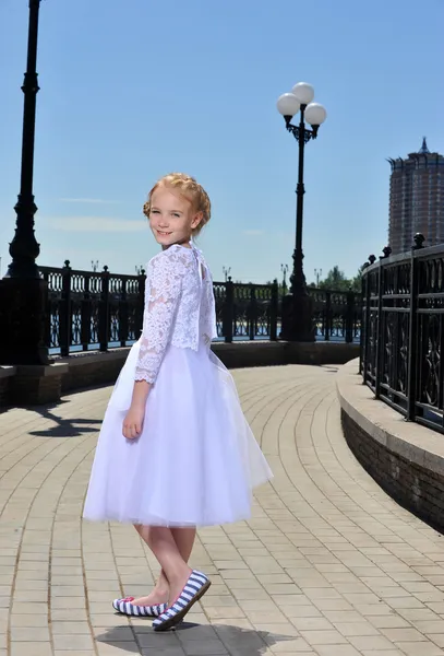 Niña en la calle — Foto de Stock