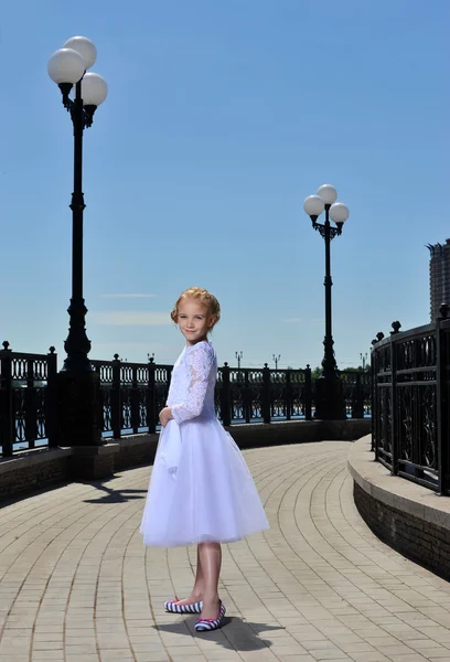 Niña en la calle — Foto de Stock