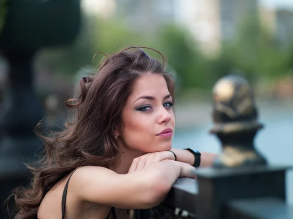 Meisje in de stad in de buurt van de brug — Stockfoto