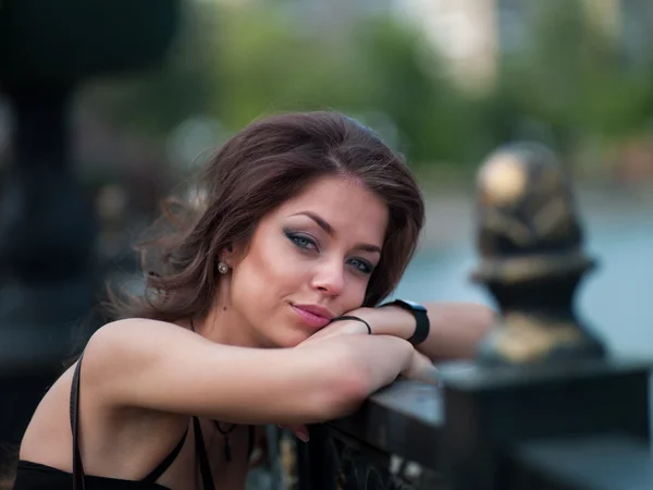 Meisje in de stad in de buurt van de brug — Stockfoto