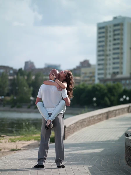 Mann und Frau in der Stadt — Stockfoto