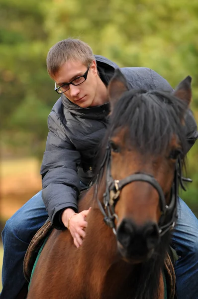 Joven en un caballo — Foto de Stock