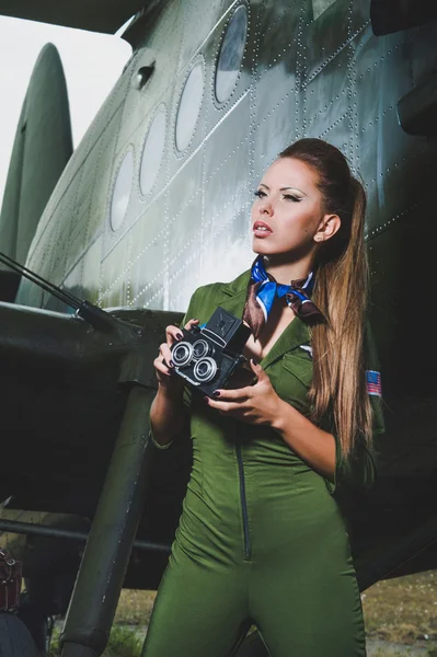 Gyönyörű fiatal nő egy kamerával — Stock Fotó