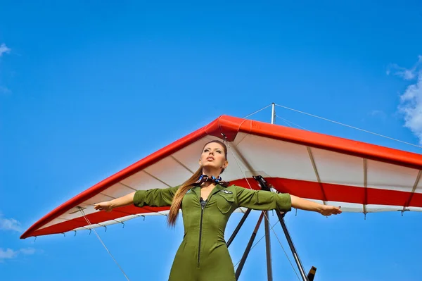 Charmante junge Frau — Stockfoto