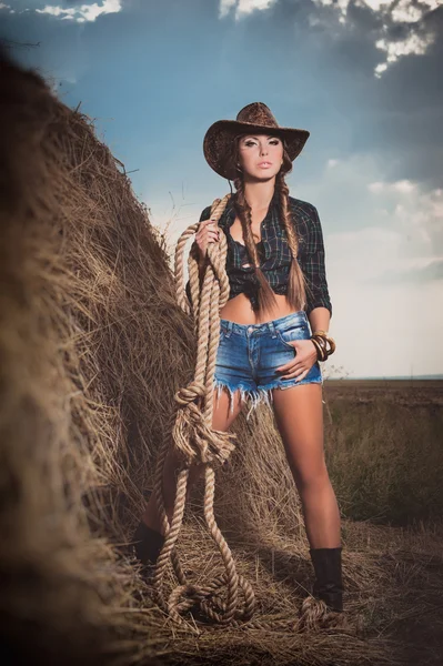 Женщина на сене — стоковое фото
