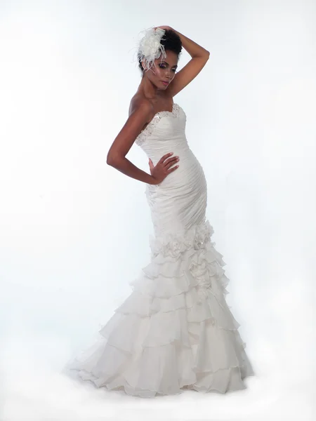 Donna afro-americana in abito da sposa — Foto Stock