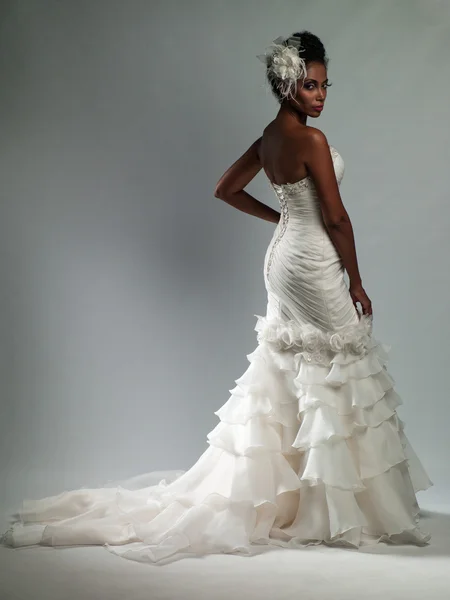 Афро-американської жінкою у весільну сукню Ліцензійні Стокові Фото