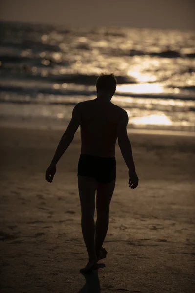 Jongeman op het strand — Stockfoto