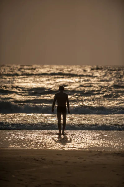 Jovem na praia — Fotografia de Stock