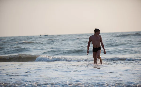 Молода людина на пляжі — стокове фото