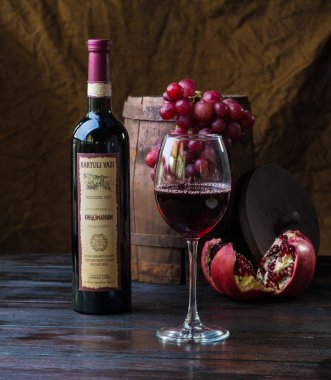 Şarap şişesi ve cam. 