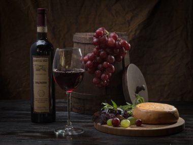 Şarap şişesi ve cam. 