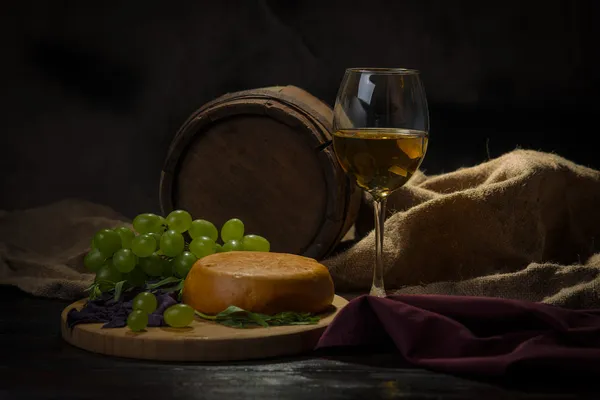 Trommel, ein Glas Wein — Stockfoto