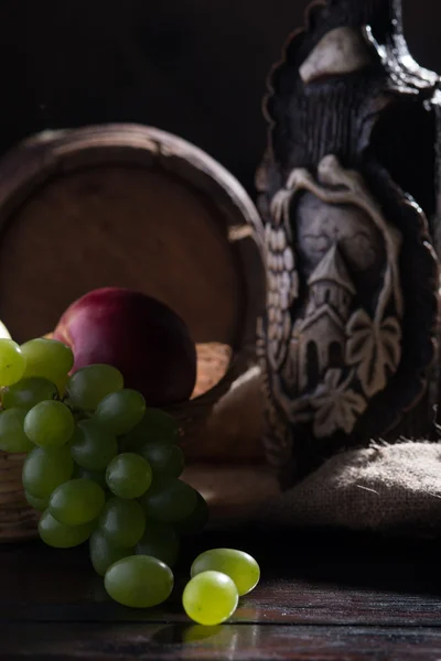 Trommel, Käse, eine Flasche Wein und Trauben — Stockfoto