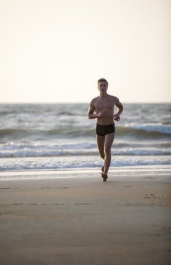 Kumsaldaki genç adam.