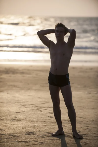 Jongeman op het strand — Stockfoto
