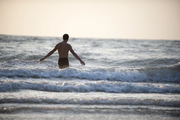 Νεαρός άνδρας στην παραλία — Φωτογραφία Αρχείου