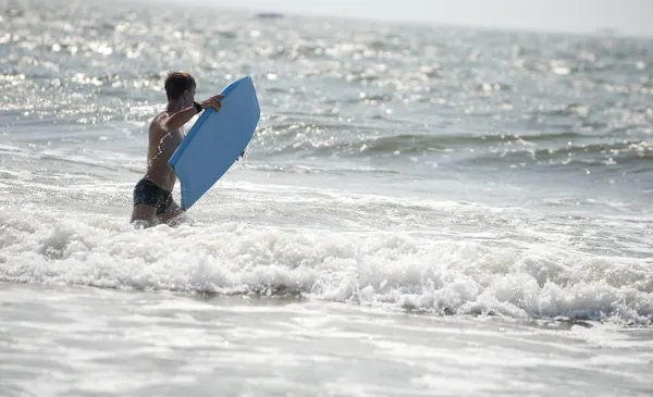 Jonge man in water — Stockfoto