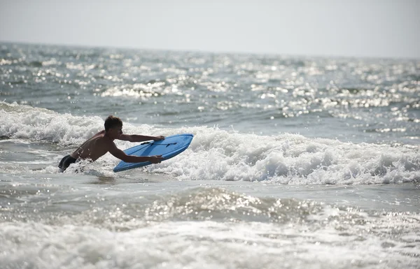 Jonge man in water — Stockfoto