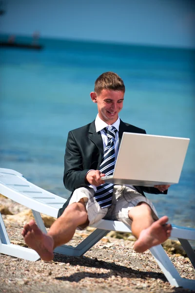 Geschäftsmann am Strand — Stockfoto