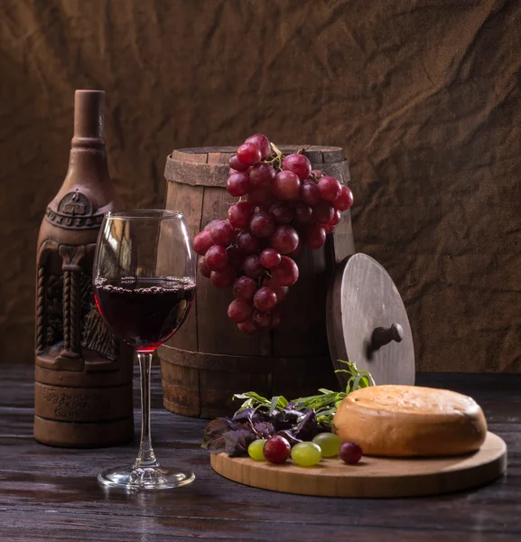 Nature morte avec bouteille de vin, verre et raisins — Photo