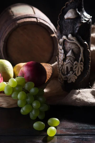 Trommel, Käse, eine Flasche Wein und Trauben — Stockfoto