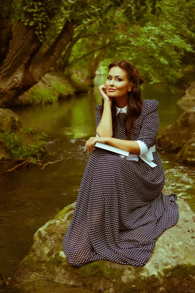 Menina e o livro — Fotografia de Stock