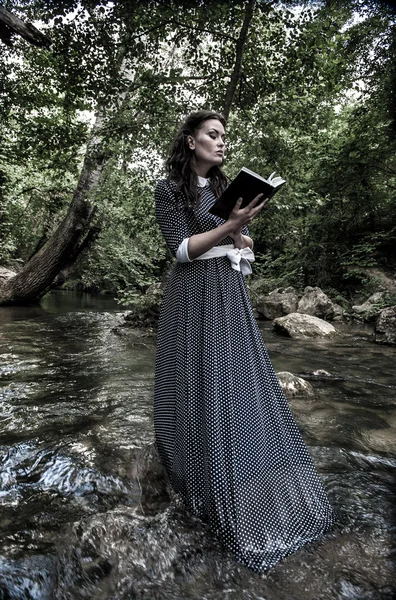 Chica y el libro — Foto de Stock