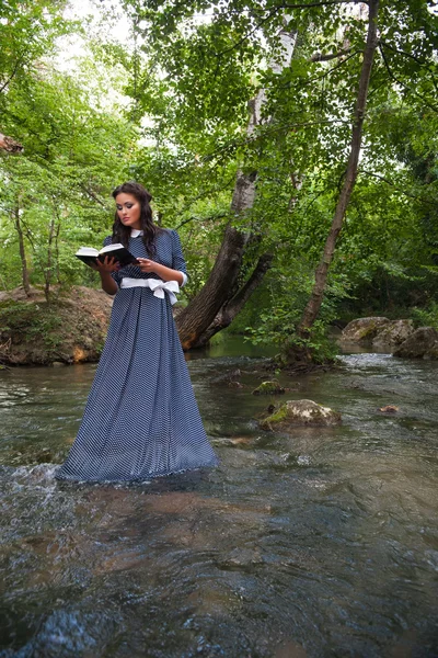 Menina e o livro — Fotografia de Stock