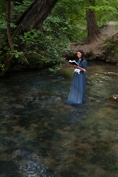 Fata și cartea — Fotografie, imagine de stoc