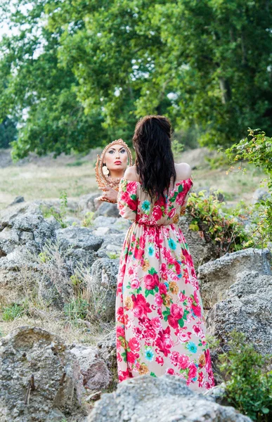 Girl and mirror — Stock Photo, Image