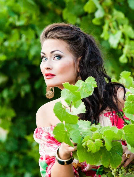 Mädchen und Weinberg — Stockfoto