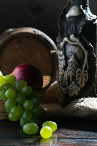 Trommel, Käse, eine Flasche Wein und Trauben — Stockfoto