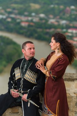 Gürcistan Milli elbiseli kadın ve erkek. 