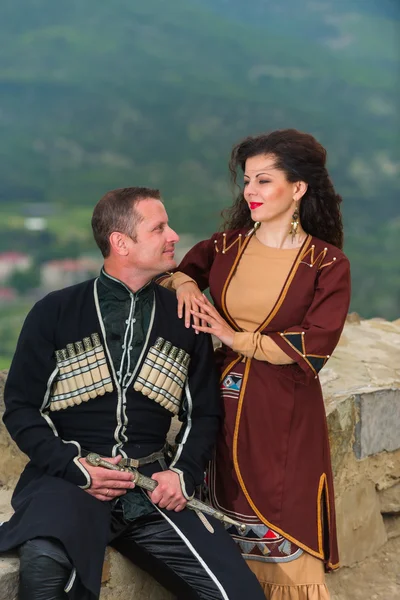 Man och kvinna i georgiska nationella klänning. — Stockfoto