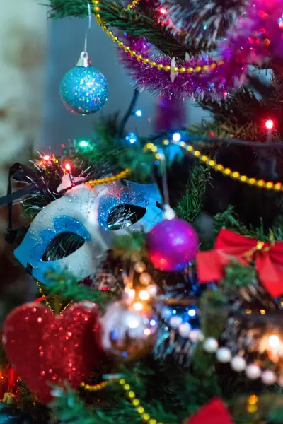 Noworoczne Zabawki Maska Świątecznym Drzewie — Zdjęcie stockowe