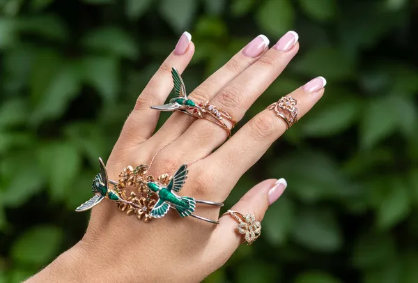 Kvinna Hand Med Smycken Neutral Grön Bakgrund — Stockfoto