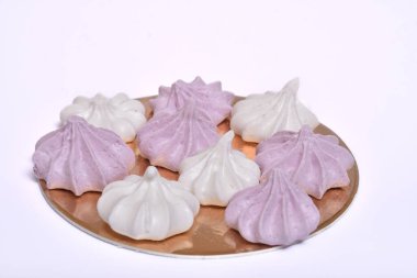 Tarafsız beyaz arka planda şekerleme marşmelovu.