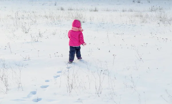 Ett Barn Som Springer Ett Snöfält — Stockfoto