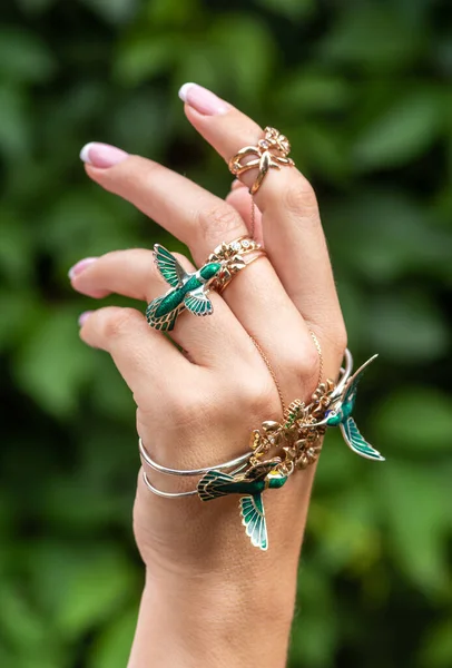 Kvinna Hand Med Smycken Neutral Grön Bakgrund — Stockfoto