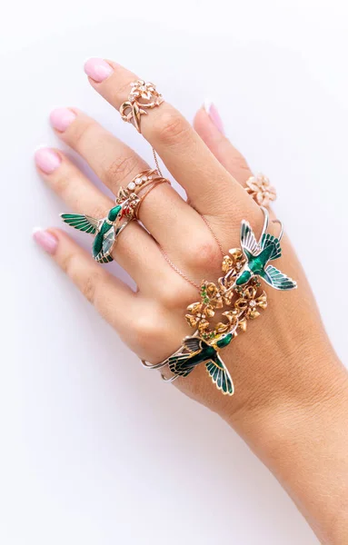Kvinna Hand Med Smycken Neutral Vit Bakgrund — Stockfoto