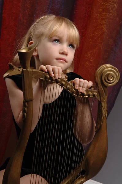 Une Jeune Fille Aux Yeux Bleus Instrument Musique — Photo