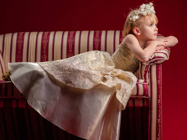 Petite Fille Dans Une Robe Sur Canapé Intérieur — Photo