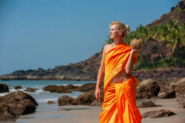 Europeisk Kvinna Indisk Klänning Sari Vid Havet — Stockfoto
