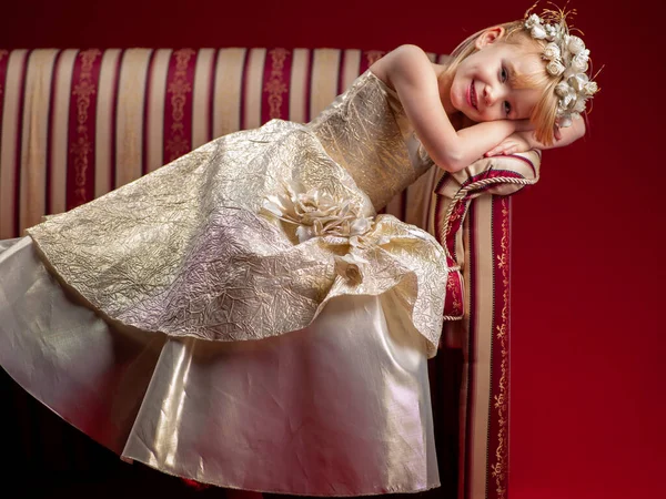 Bambina Vestito Sul Divano All Interno — Foto Stock