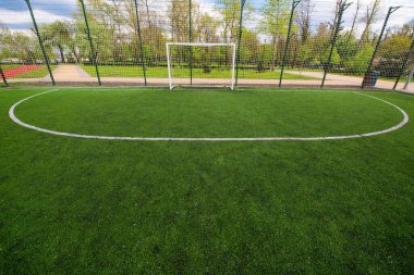 Kiev şehrindeki bir eğlence parkında futbol sahası. Ukrayna.
