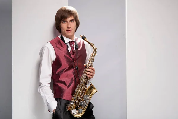 Muž Vestě Saxofonem Uvnitř — Stock fotografie