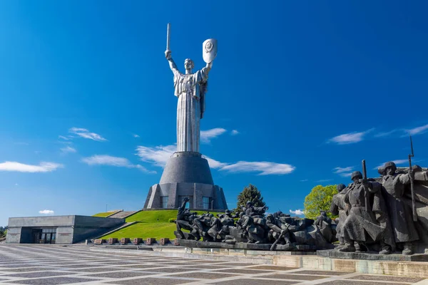 Monument Moederland Tegen Blauwe Lucht Kiev Oekraïne — Stockfoto